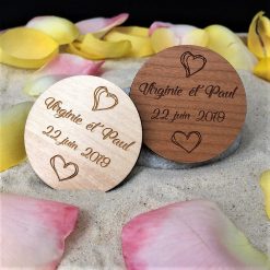 magnet personnalisé en bois gravé pour les mariages