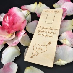 marque page en bois personnalisé avec gravure laser cadeau saint valentin