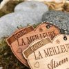 porte-clés en bois personnalisé gravé coeur la meilleure atsem -