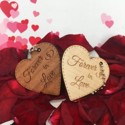 porte-clés en bois gravé à personnaliser forme coeur pour la Saint Valentin
