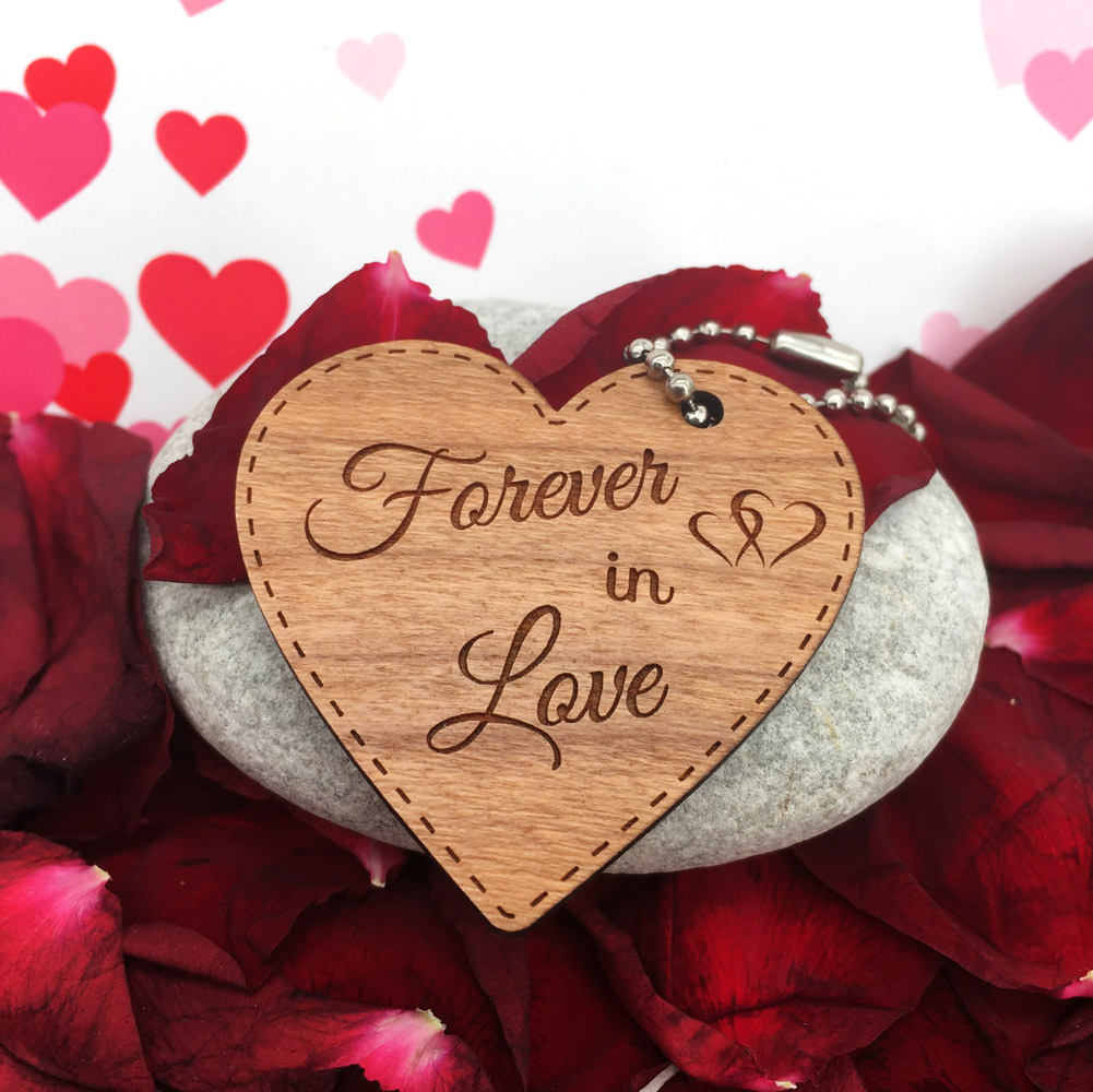 porte-clés en bois gravé à personnaliser forme coeur modèle forever cerisier pour la Saint Valentin