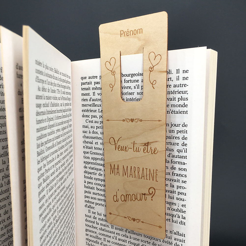 marque-page bois personnalisé marraine d'amour dans un livre