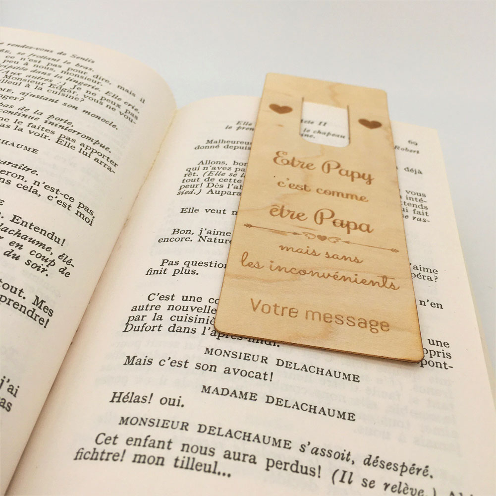 marque-page bois personnalisé être papy dans un livre ouvert