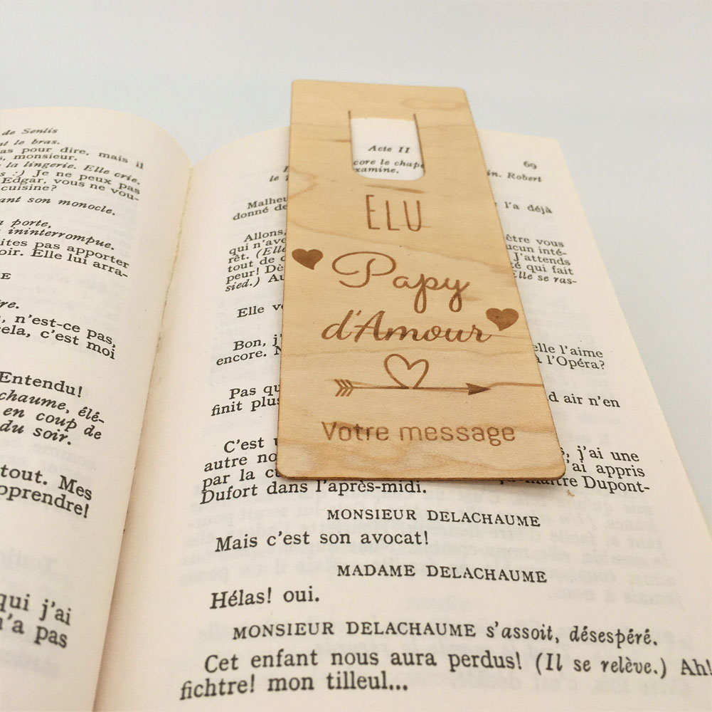 marque-page bois personnalisé élu papy d'amour dans un livre
