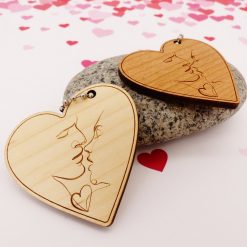 porte-clés en bois personnalisé kiss idée cadeau St Valentin