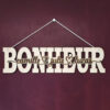 mot en bois personnalisé bonheur accroché au mur