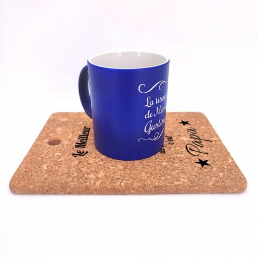 Dessous de plat en liège rectangulaire à personnaliser avec un mug en décoration